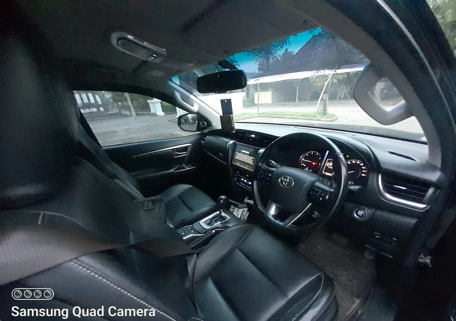 Dashboard dan kabin depan Toyota Fortuner VRZ GR
