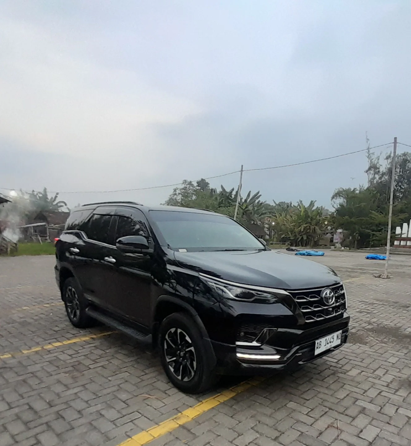 Toyota Fortuner VRZ GR hitam tampak depan tiga perempat