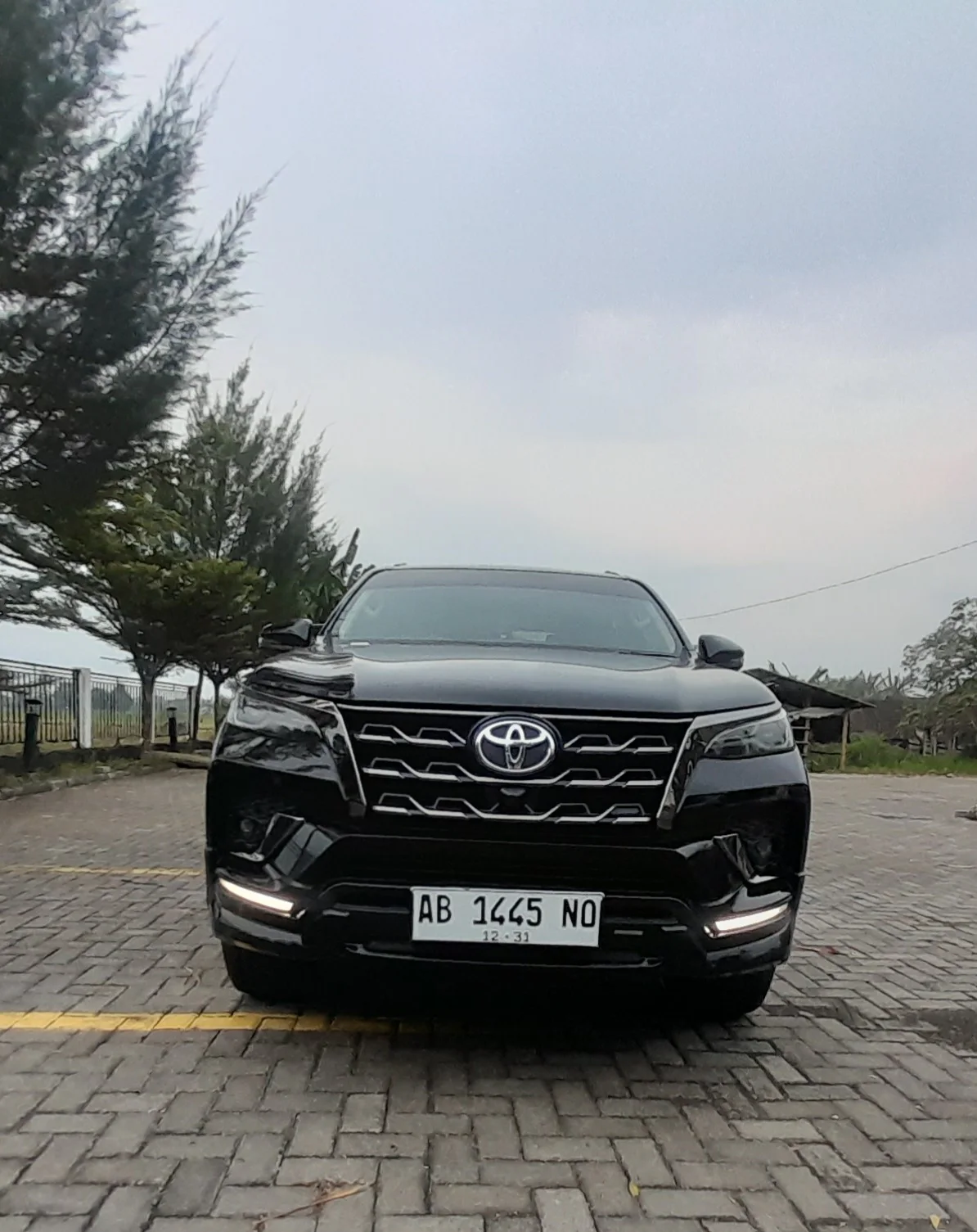 Toyota Fortuner VRZ GR hitam tampak depan