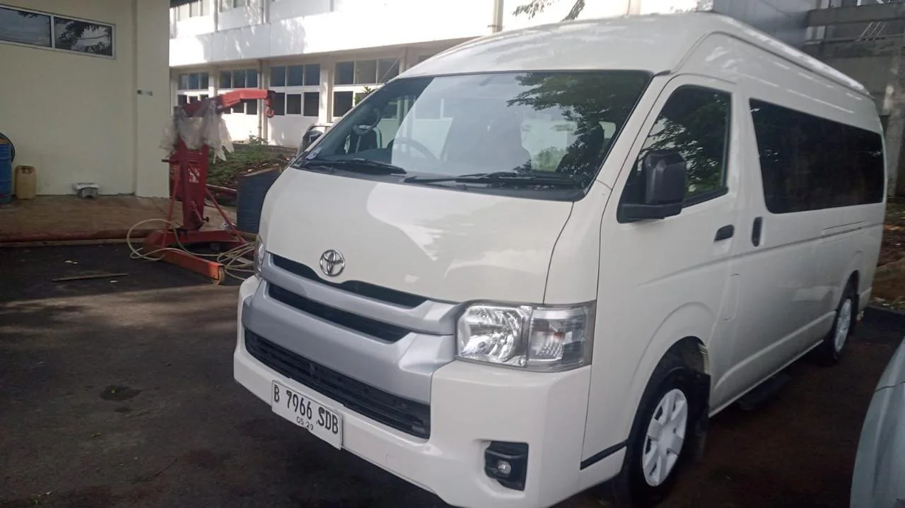 Toyota Hiace Commuter putih tampak depan tiga perempat
