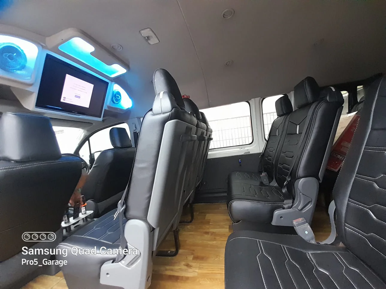 Detail kursi dan area depan kabin Toyota Hiace Premio