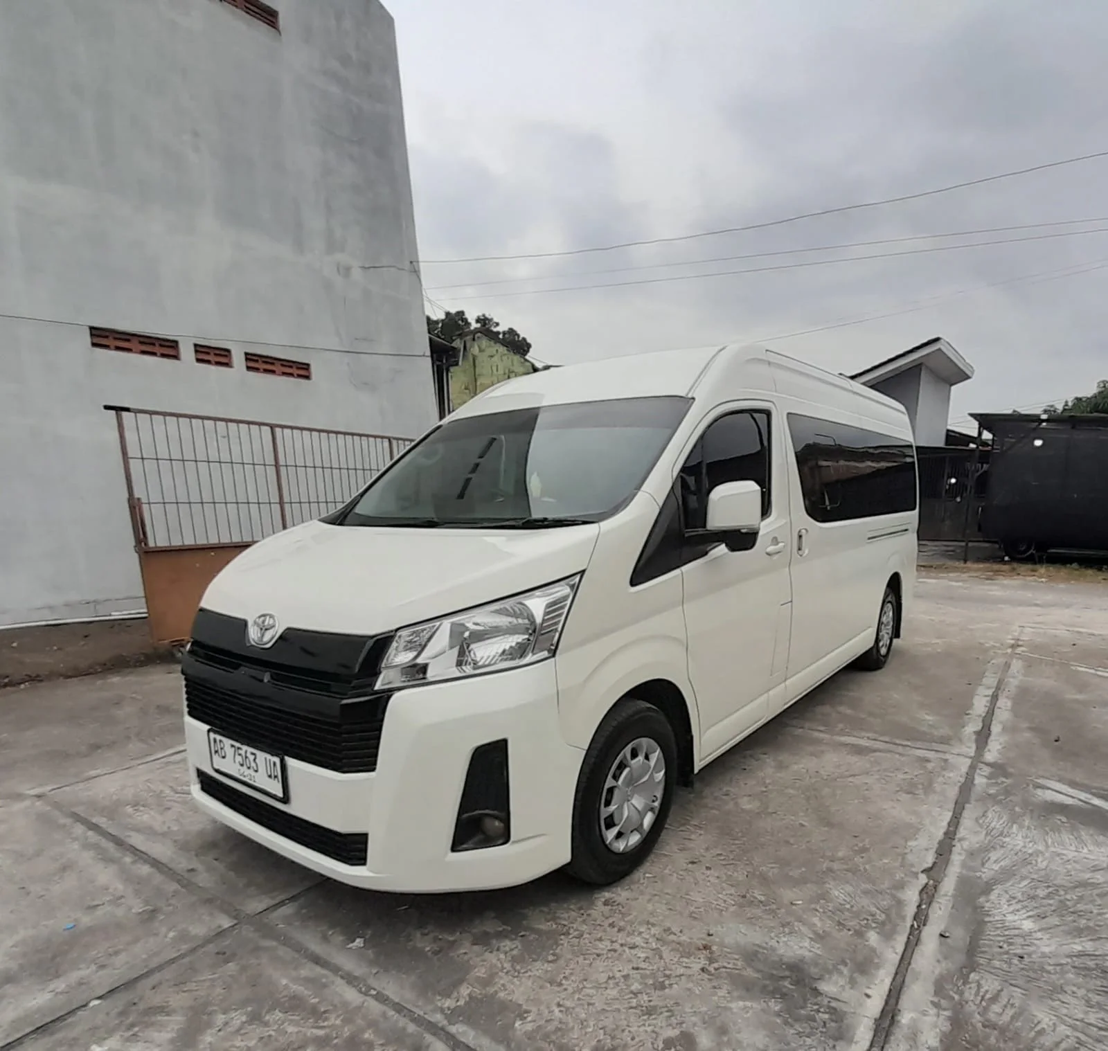 Toyota Hiace Premio putih tampak depan tiga perempat