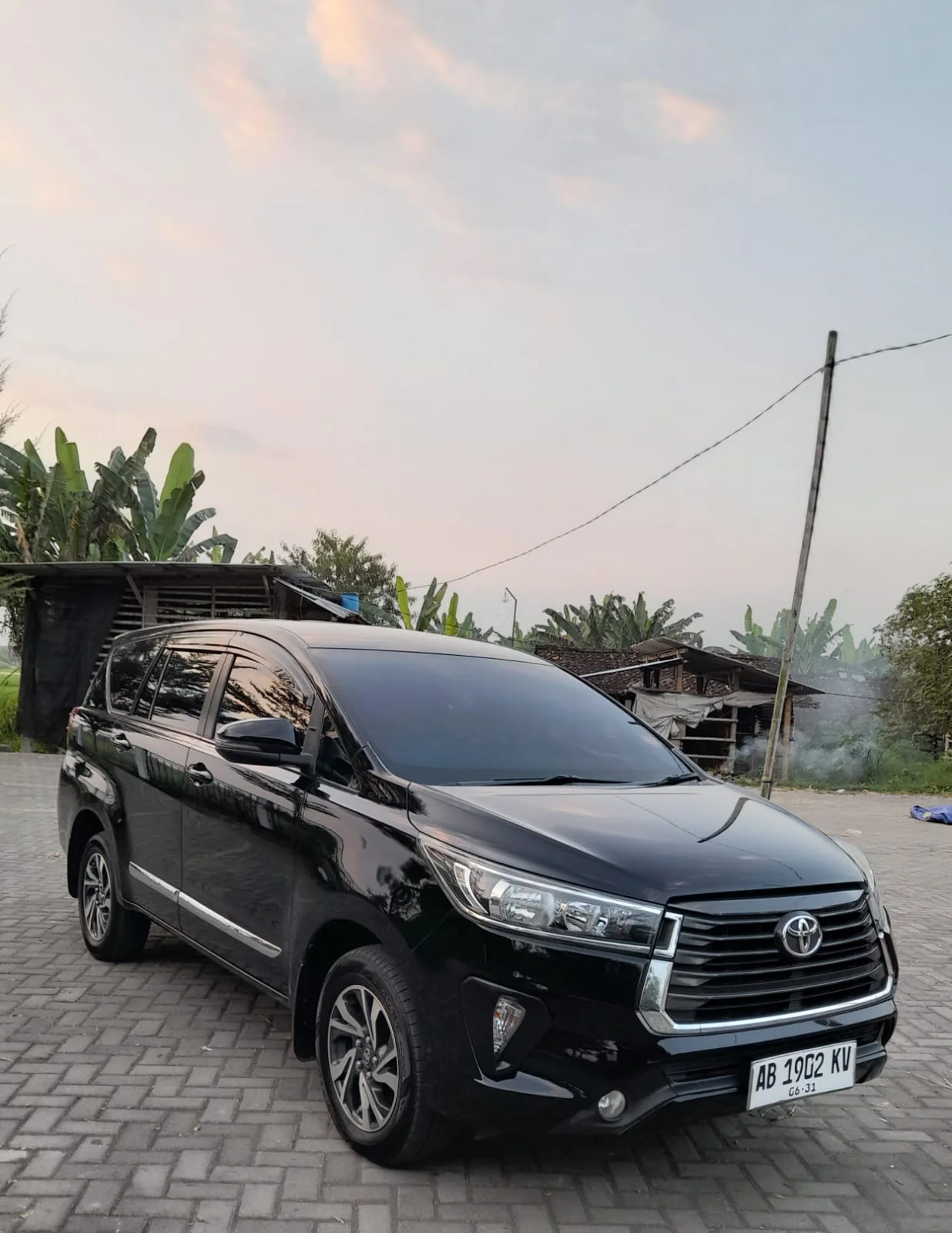 Sudut eksterior alternatif Toyota Innova Reborn FC hitam