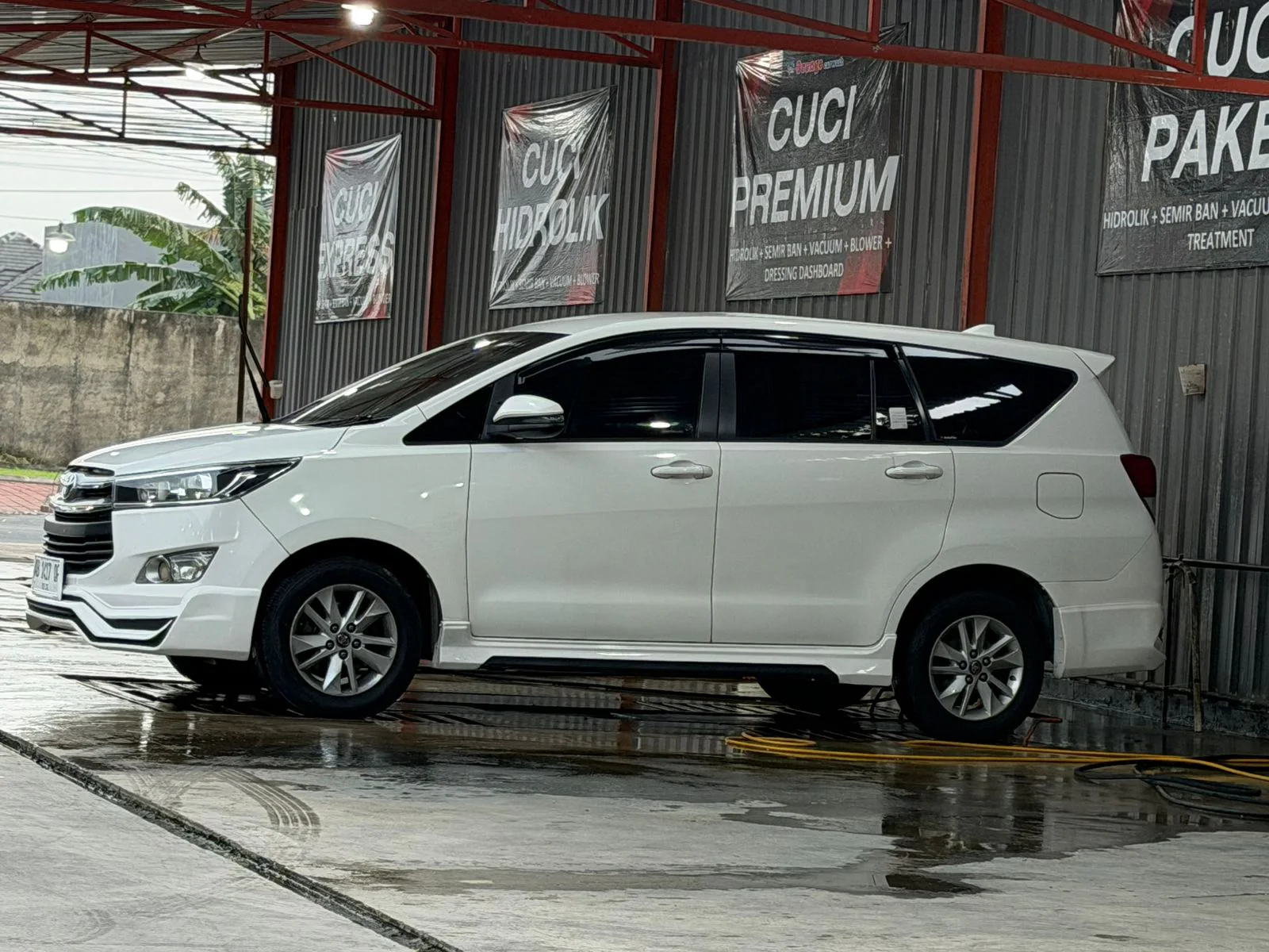 Toyota Innova Reborn putih dalam katalog kendaraan Genjos Holiday