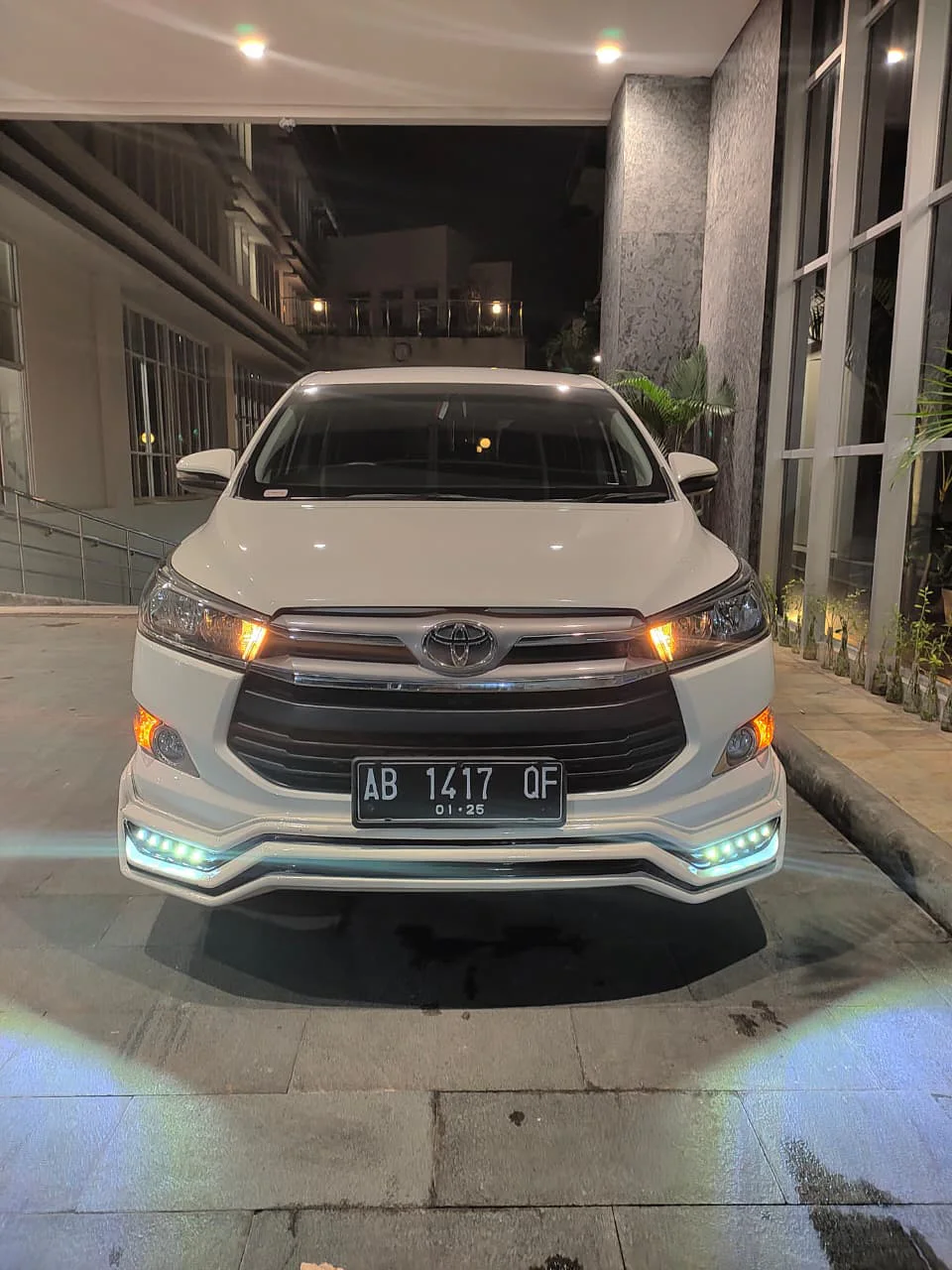 Toyota Innova Reborn putih tampak depan pada malam hari