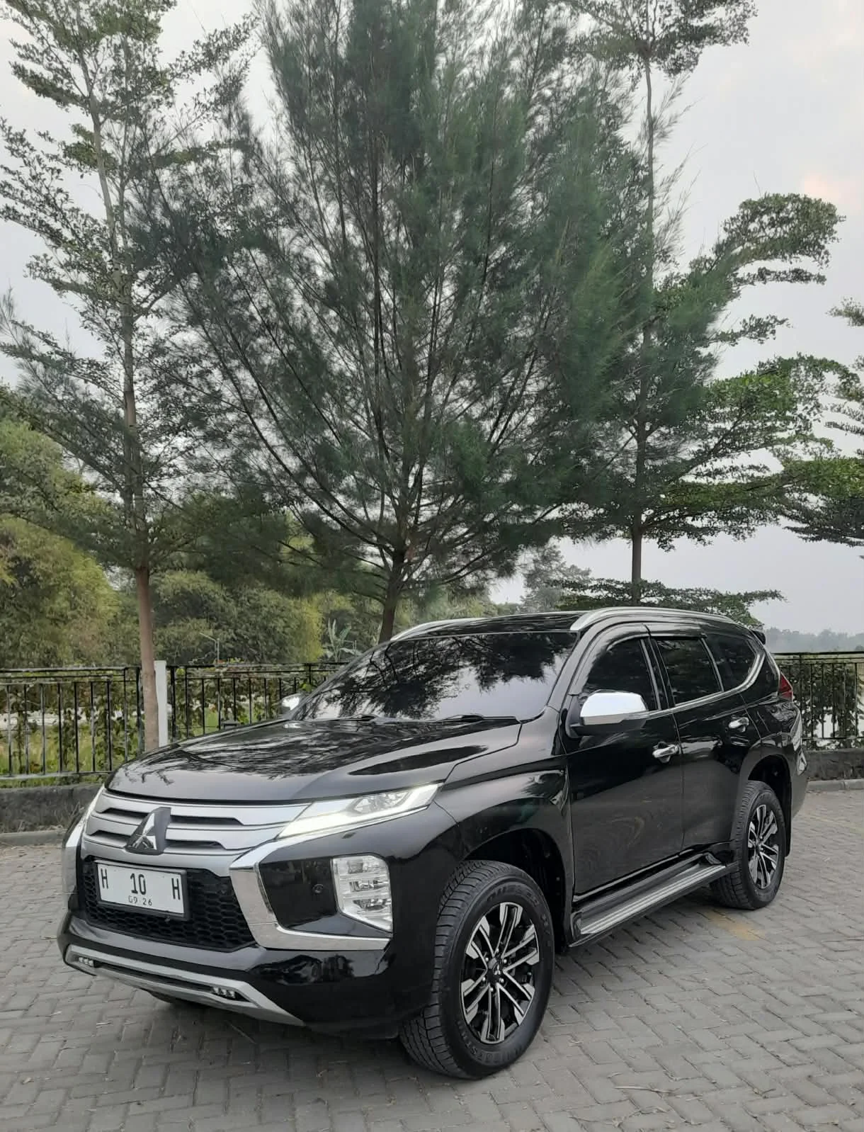 Mitsubishi Pajero Sport Facelift hitam sebagai salah satu pilihan kendaraan Genjos Holiday