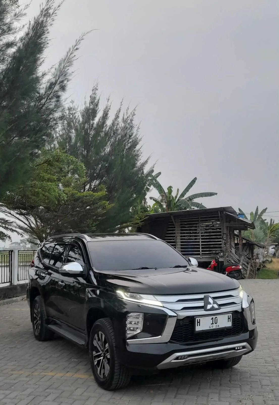 Mitsubishi Pajero Sport Facelift dengan lampu depan menyala